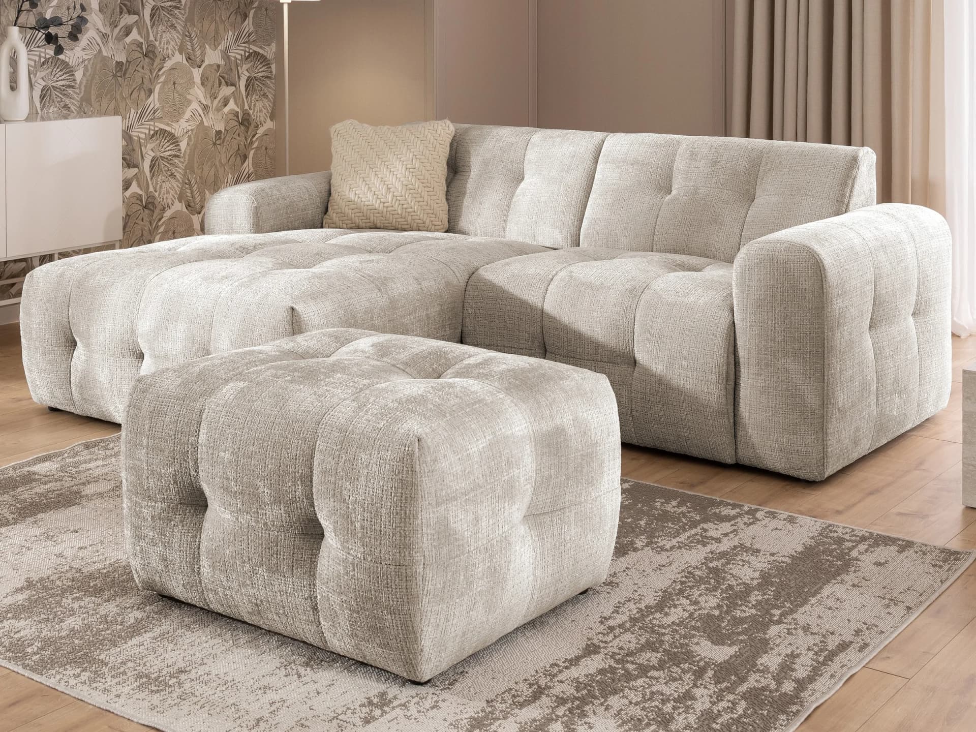Kozy – Ecksofa und Hocker im Bumpy-Design mit Schlaffunktion und fester Rückenlehne aus weichem Chenille-Stof