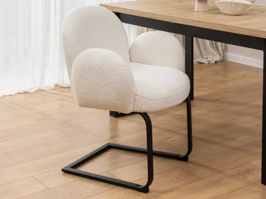 Vela - Polsterstuhl im Japandi Stil und im runden Design aus weißem Bouclé mit schwarzem Metallgestell