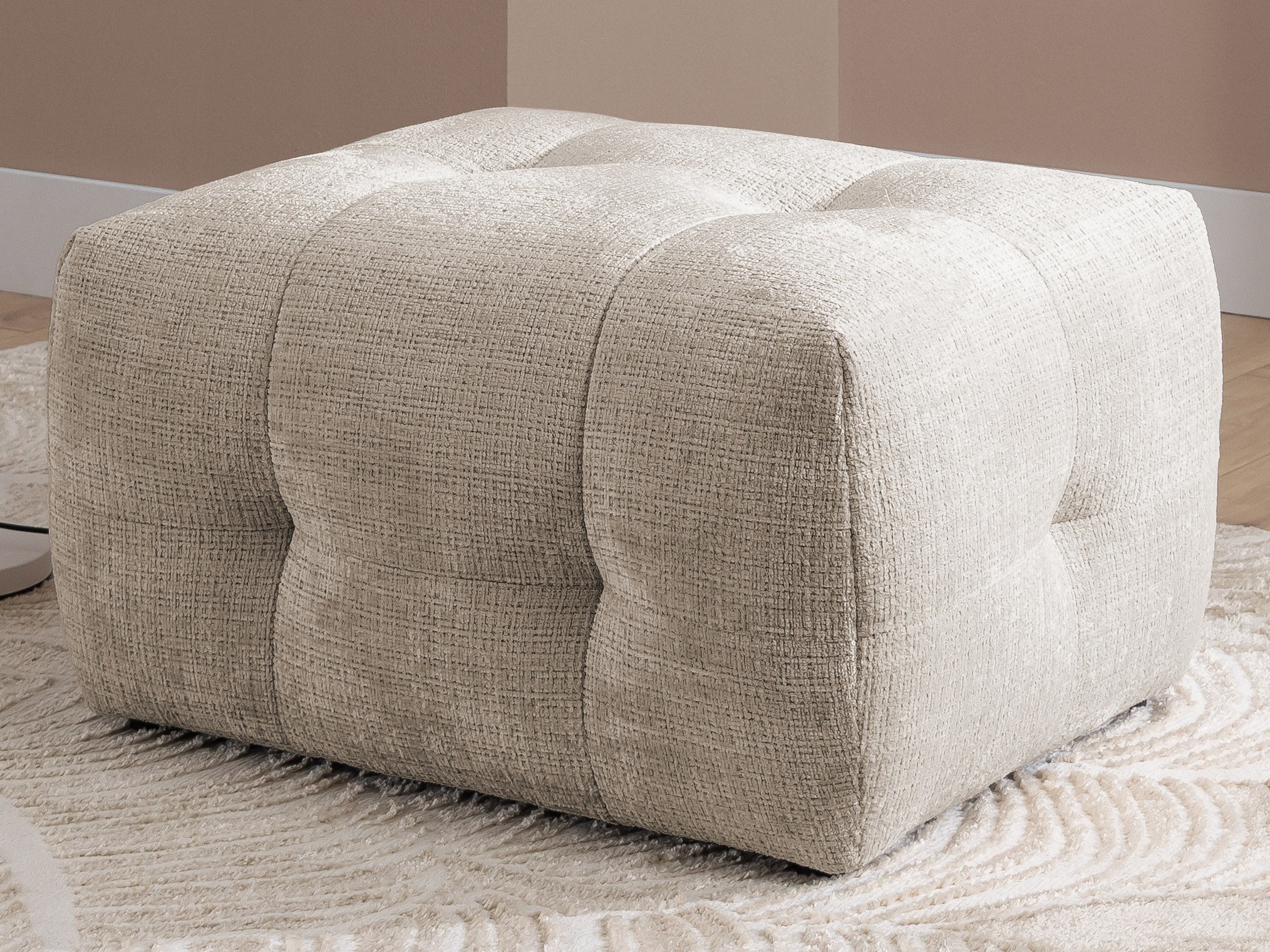 Kozy - komfortabler Hocker im Bumpy-Design aus weichem Chenille-Stoff